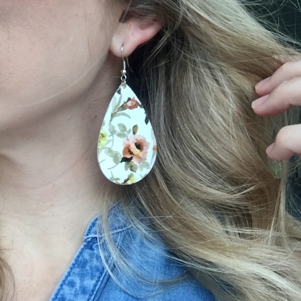 🆕 White Floral Leather Teardrop Earrings - Picture 3 of 3